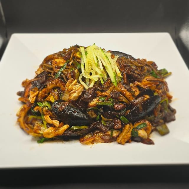 N5. Spicy Seafood Jja Jjang Myun Big Plate with Pork.